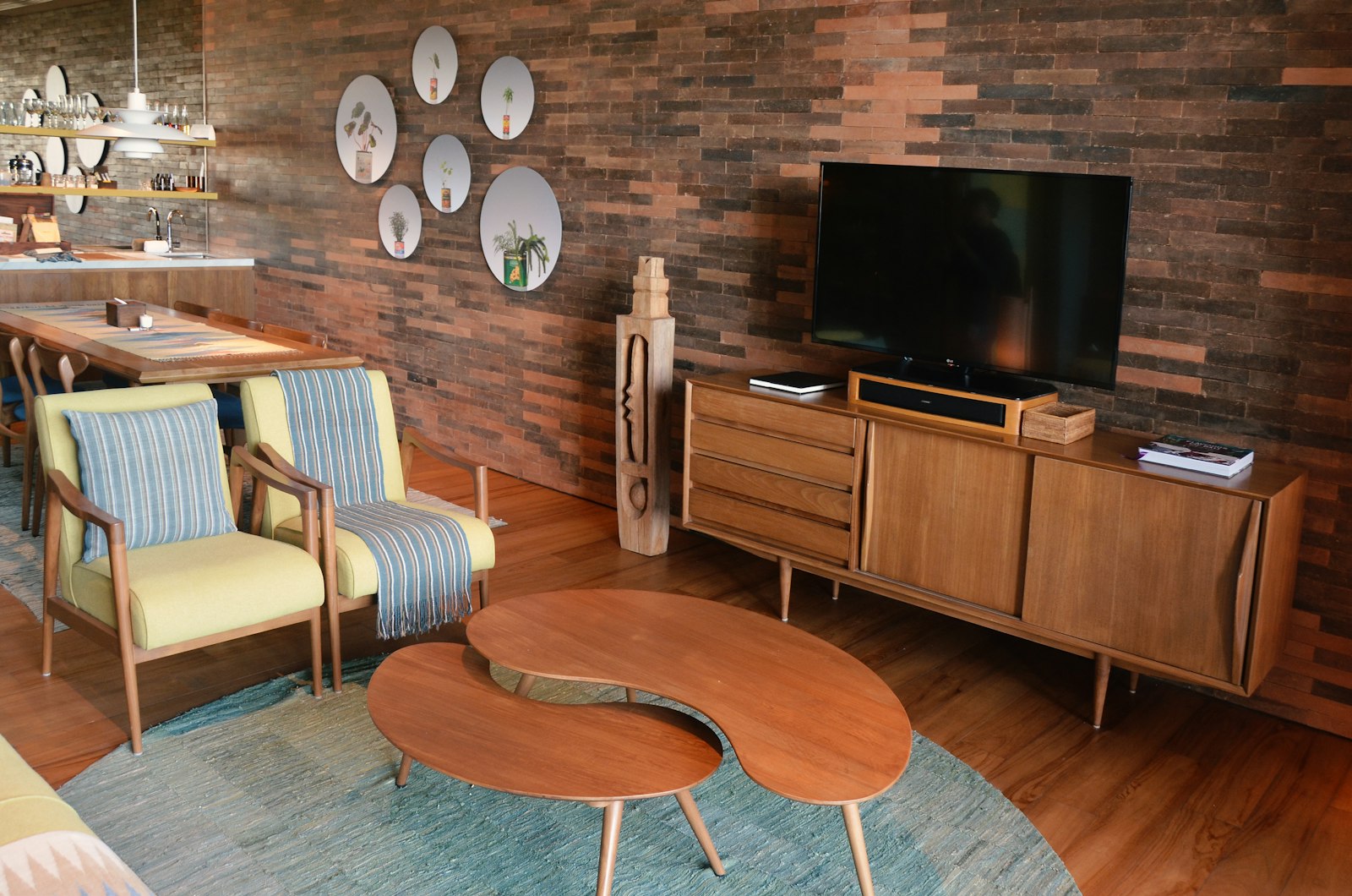 Lounge med tegelvägg, speglar och fåtöljer på ett designhotell